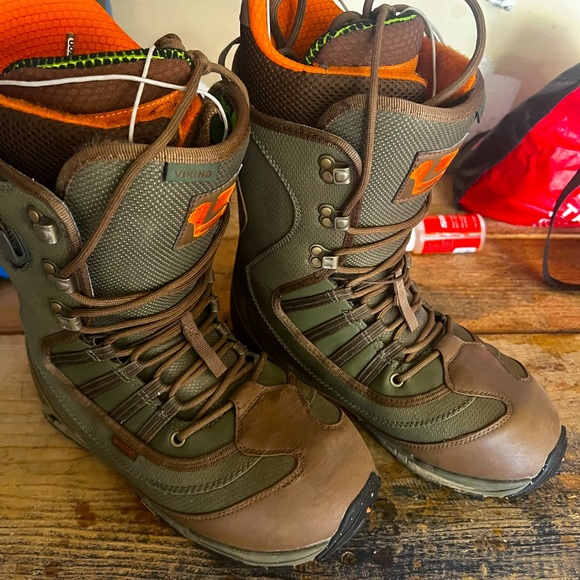 Burton Viking Snowboard Boot - Mens USA 9 - stiffer flex - like new